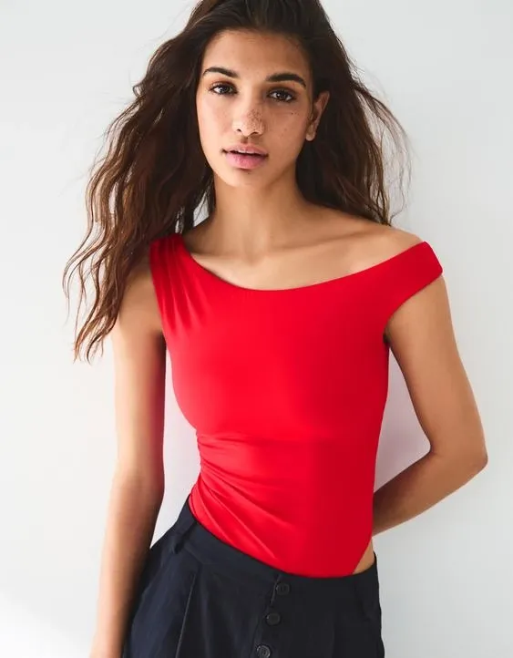 Боди асимметричного кроя с бретелью и сборками