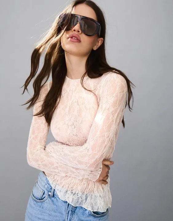 Лонгслив с кружевом и воланами