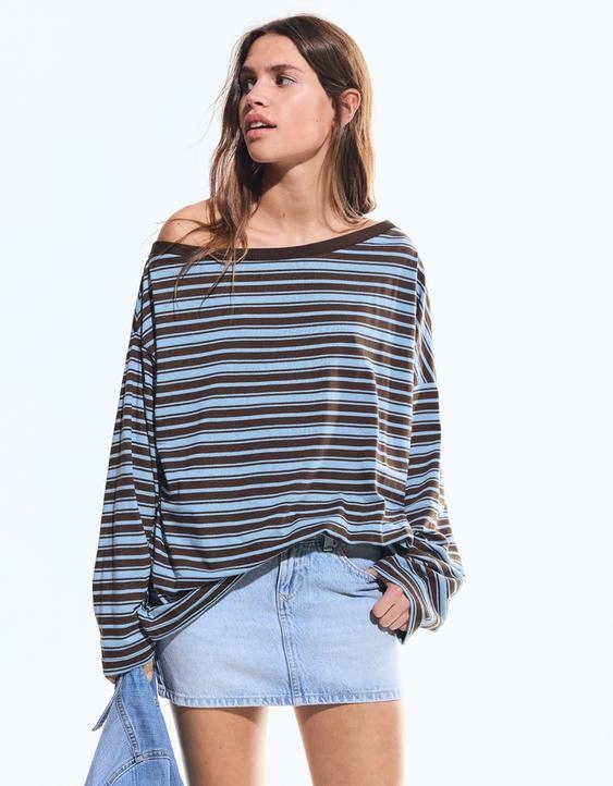 Bershka Футболка с длинными рукавами, асимметричным воротом и принтом купить с доставкой.