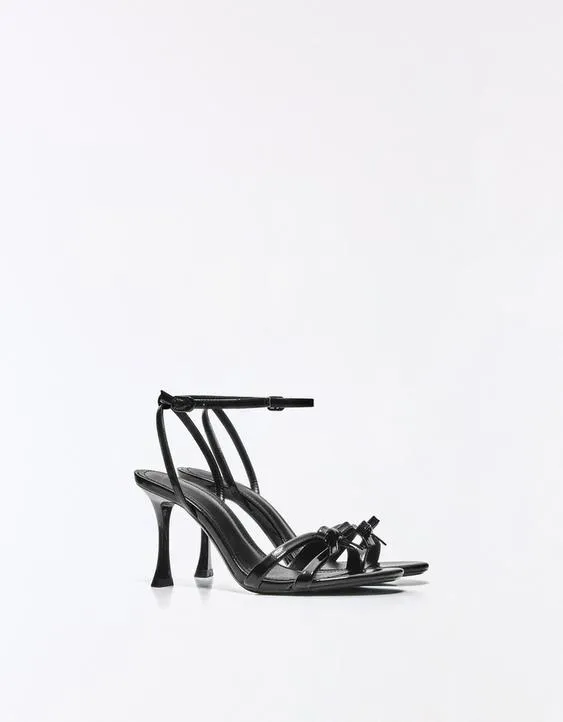 Босоножки на каблуке с бантом