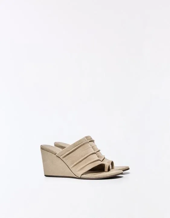 Туфли-мюли на танкетке