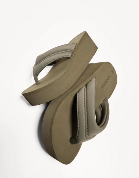 Bershka Стеганые шлепанцы на платформе купить с доставкой.