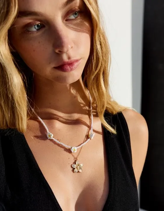 Набор ожерелий с цветами