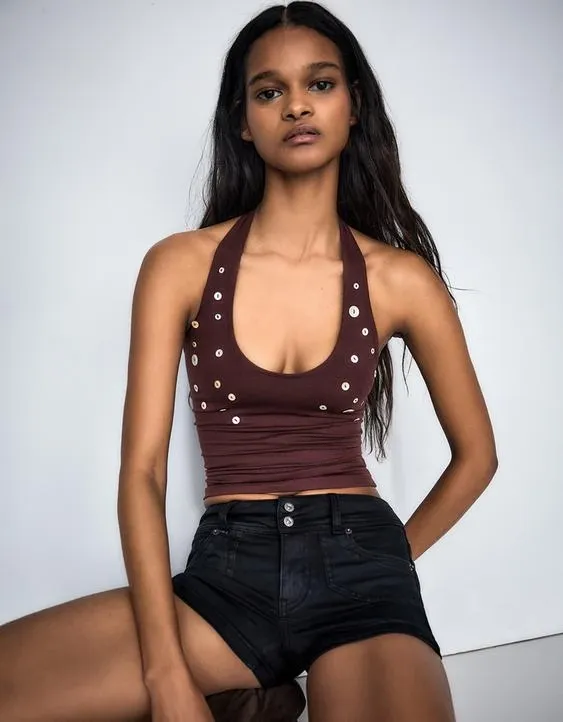 Топ с горловиной халтер на пуговицах