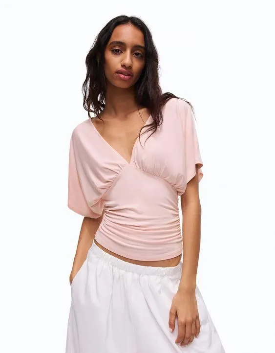 Футболка с V-образным вырезом и сборками- Заказать в России