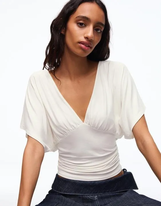 Футболка с V-образным вырезом и сборками