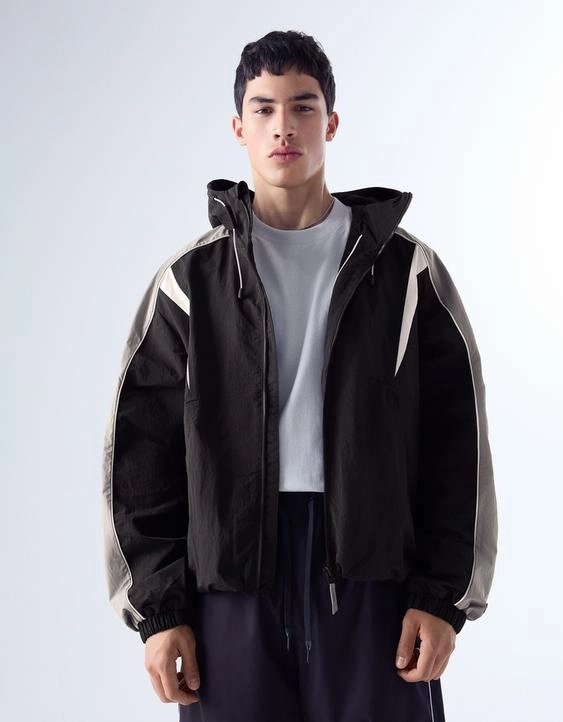 Bershka Куртка из высокотехнологичной ткани с капюшоном