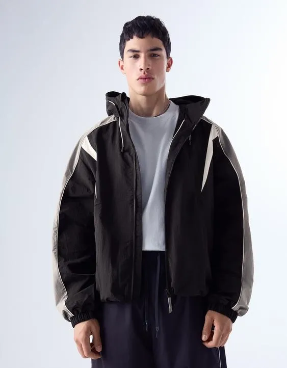 Куртка из высокотехнологичной ткани с капюшоном- Заказать в России