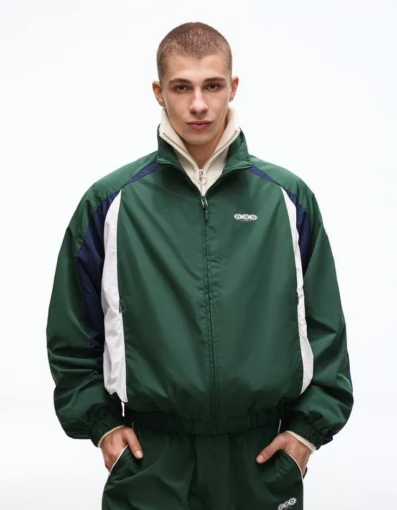 Куртка в спортивном стиле из высокотехнологичной ткани