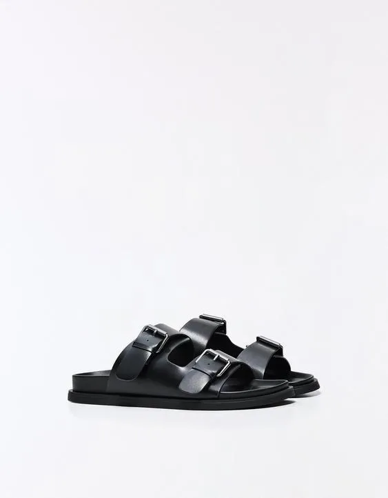 Сандалии с пряжками