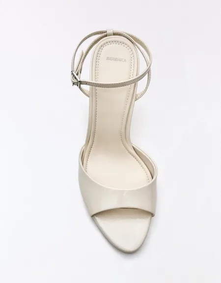 Bershka Босоножки на каблуке с ремешком