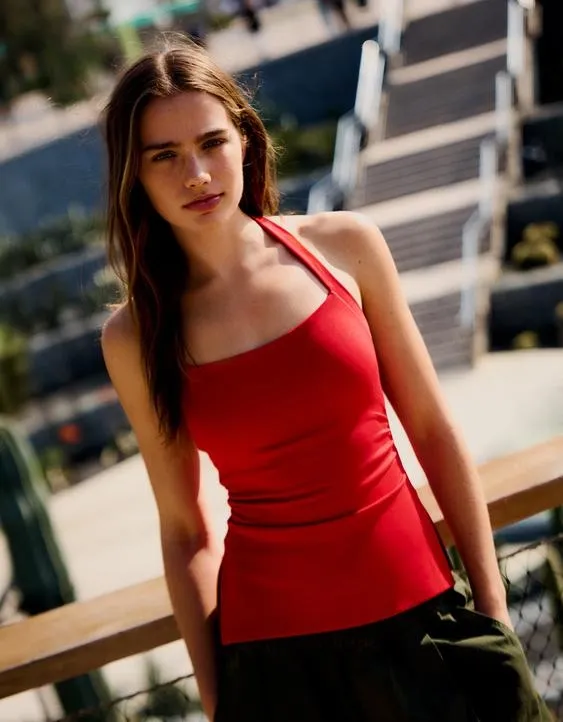 Топ с горловиной халтер- Заказать в России