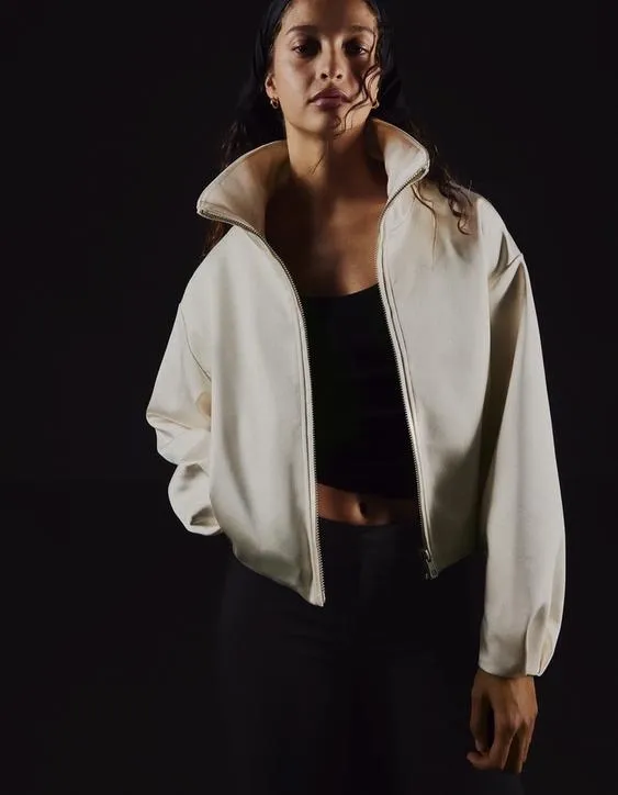 Атласная куртка с высоким воротником