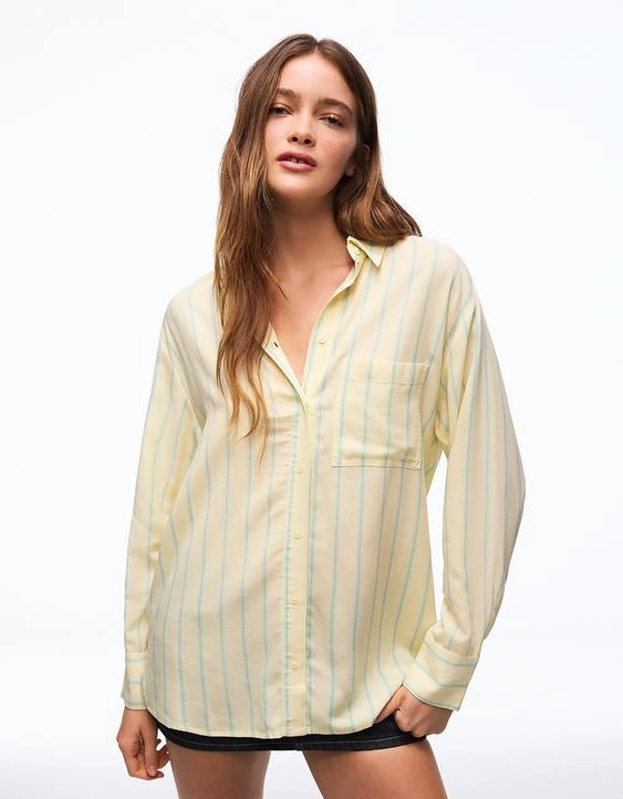 Bershka Рубашка оверсайз из струящейся ткани купить с доставкой.