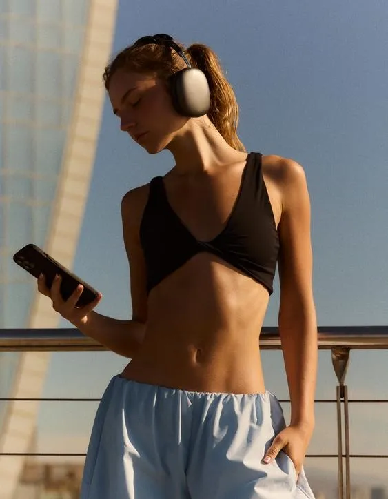 Топ на бретелях с узлом