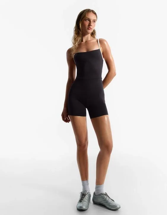 Bershka Короткий комбинезон с контрастными бретелями