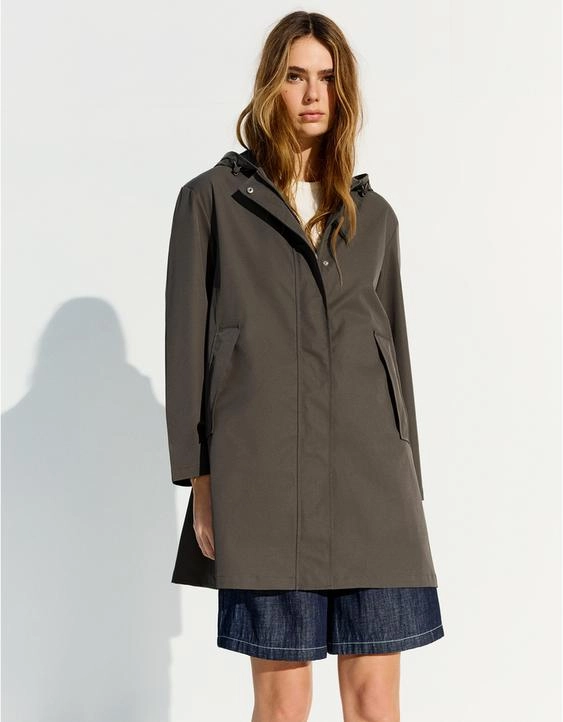 Bershka Тренч из водоотталкивающей и ветрозащитной ткани с капюшоном купить с доставкой.