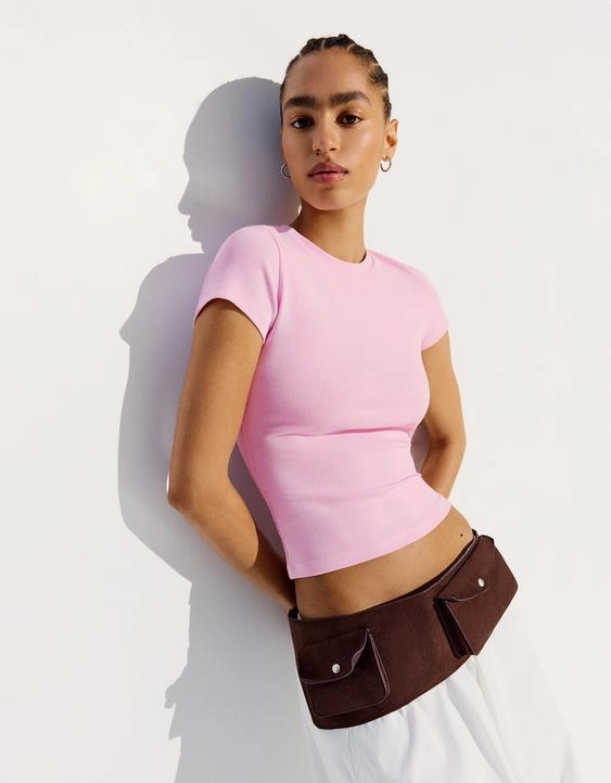 Bershka Футболка с круглым вырезом и короткими рукавами купить с доставкой.