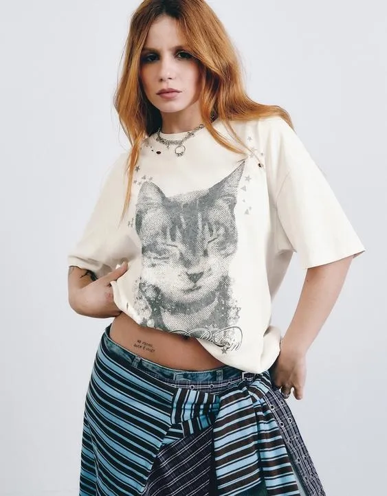 Футболка с принтом из коллекции carol biazin в стиле oversize- Заказать в России