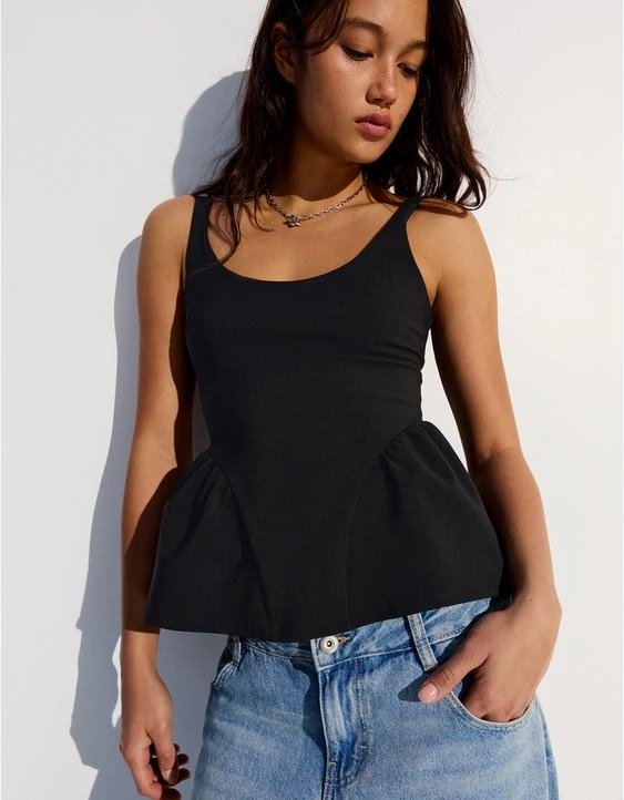 Bershka Топ на бретелях с баской купить с доставкой.