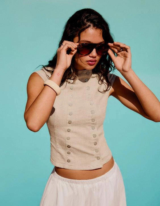 Джинсовый топ на двух пуговицах