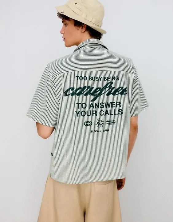 Рубашка объемного кроя в полоску с короткими рукавами и принтом- Заказать в России