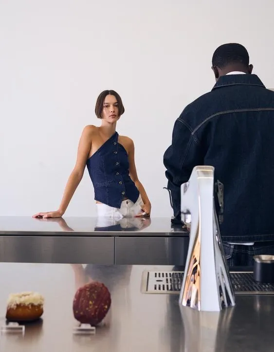 Джинсовый топ асимметричного кроя- Заказать в России