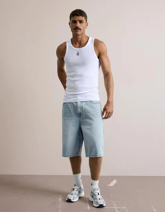 Bershka Джинсовые шорты с вышивкой