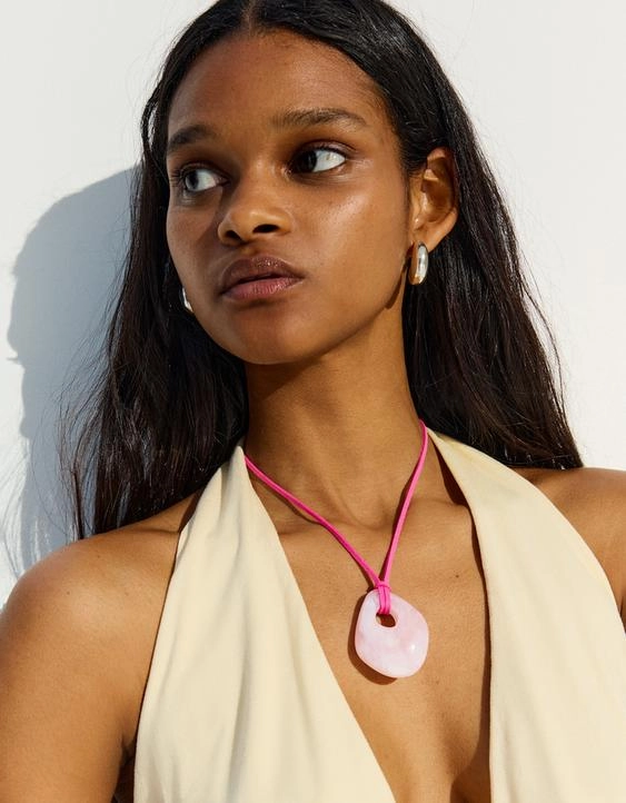 Bershka Шнурок с подвеской из смолы купить с доставкой.