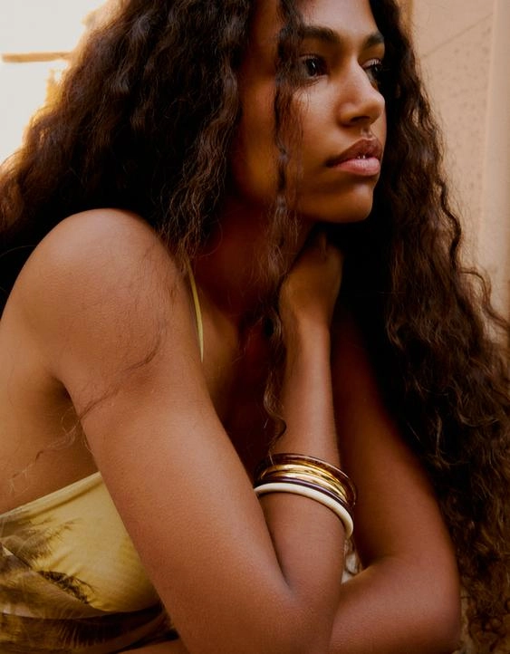 Bershka Набор браслетов из смолы купить с доставкой.