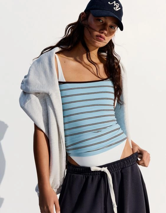 Bershka Топ с контрастными бретелями купить с доставкой.