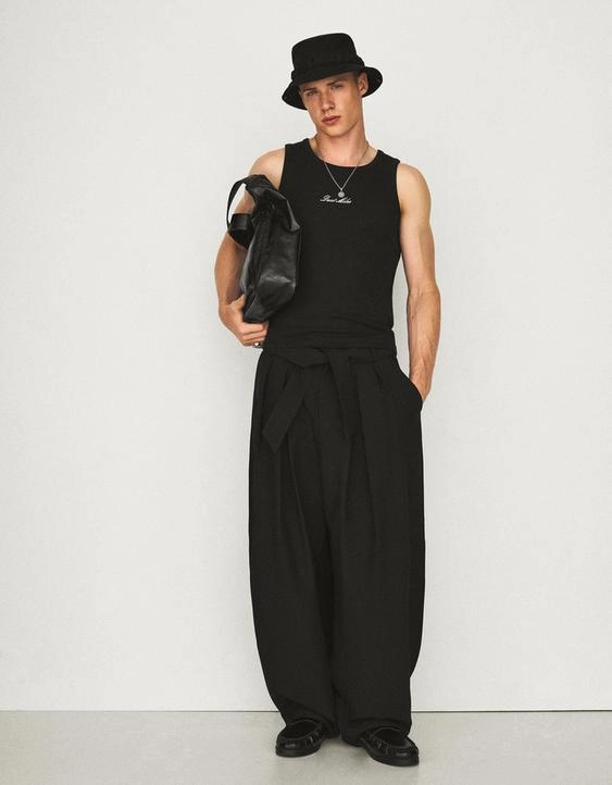 Bershka Брюки BARREL с защипами и поясом