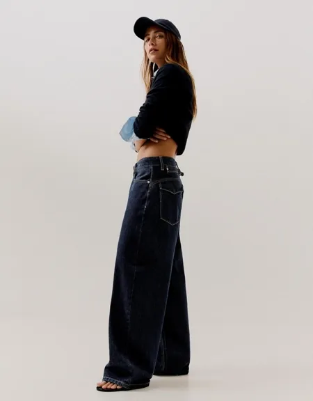 Bershka Джинсы BARREL с ремешком сзади