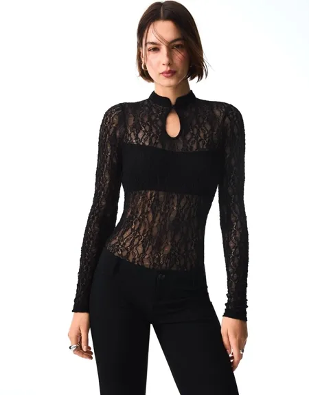 Боди с длинными рукавами, вырезом и кружевной отделкой