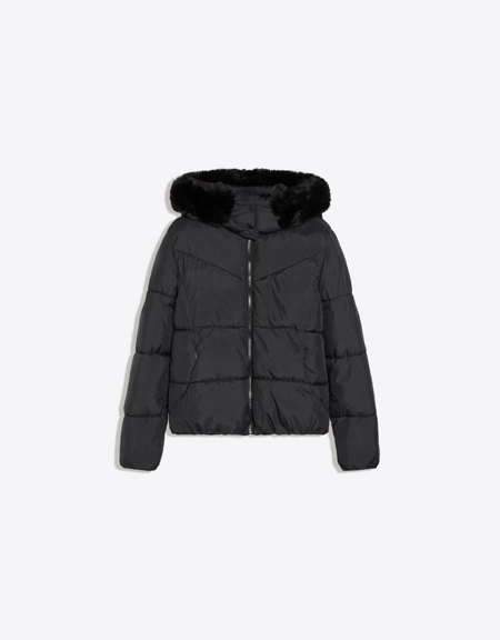 Bershka Стеганая куртка с капюшоном и мехом