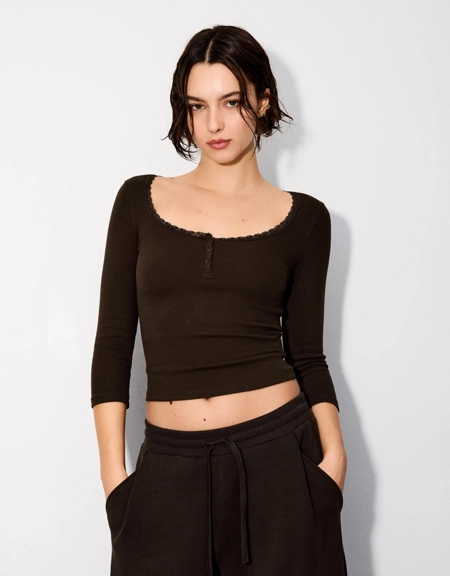 Bershka Футболка с длинными рукавами, V-образным вырезом и кружевом