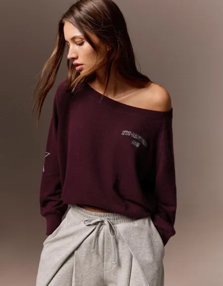 Bershka Свитер с графичным вырезом «лодочка»
