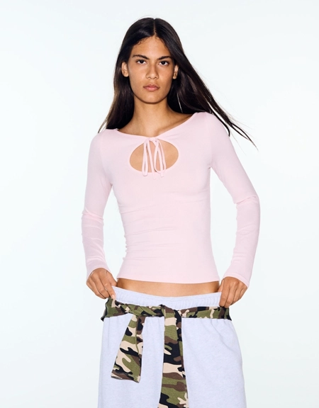 Bershka Лонгслив с вырезом и завязкой