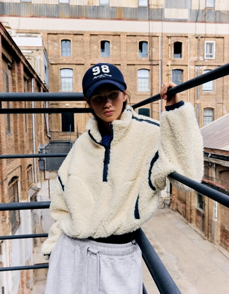 Bershka Куртка из искусственной овчины с контрастной отделкой купить с доставкой.