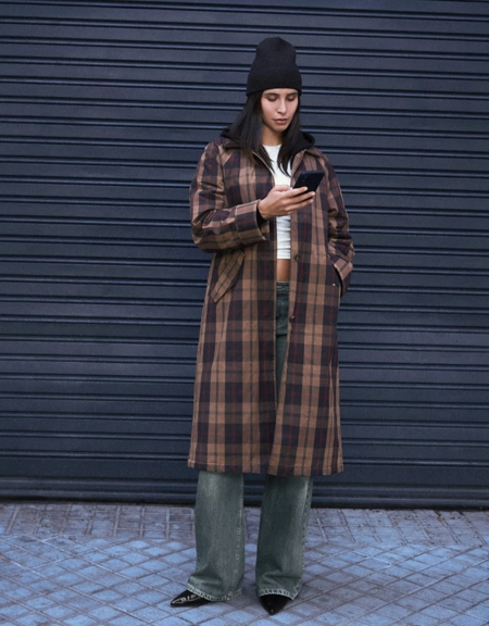 Bershka Длинный вощеный тренч в клетку купить с доставкой.