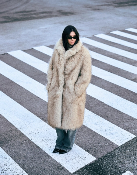 Bershka Длинное пальто из меха купить с доставкой.