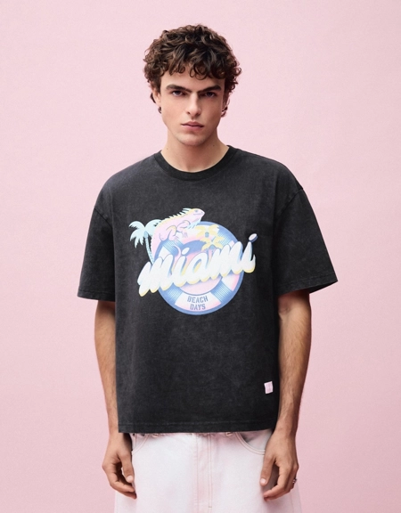 Bershka Футболка с принтом NATHAN WALKER и короткие рукава