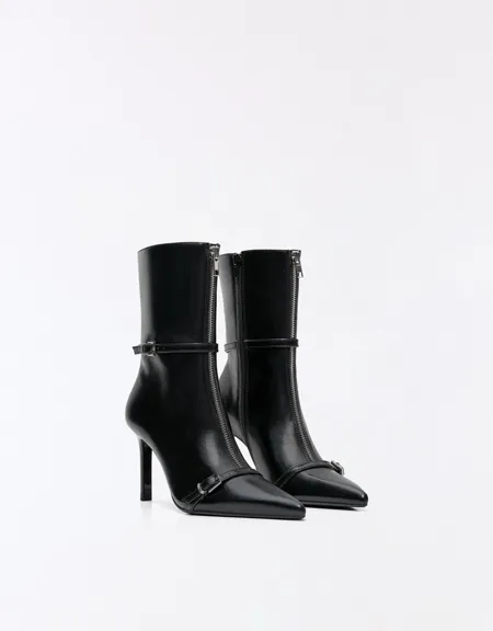 Heeled ankle boots with buckle detail- Заказать в России