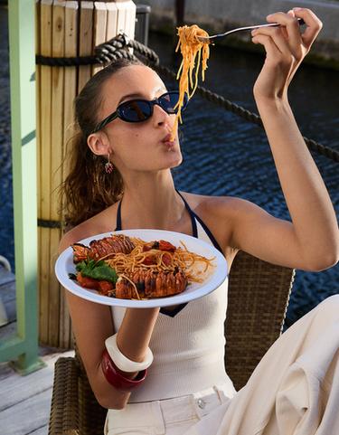 Bershka Топ с горловиной халтер и контрастной отделкой