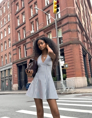 Мини-платье из бенгалина с горловиной халтер- Заказать в России