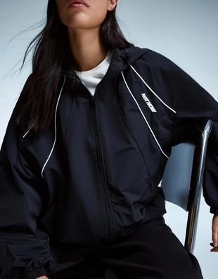 Легкая куртка с капюшоном- Заказать в России