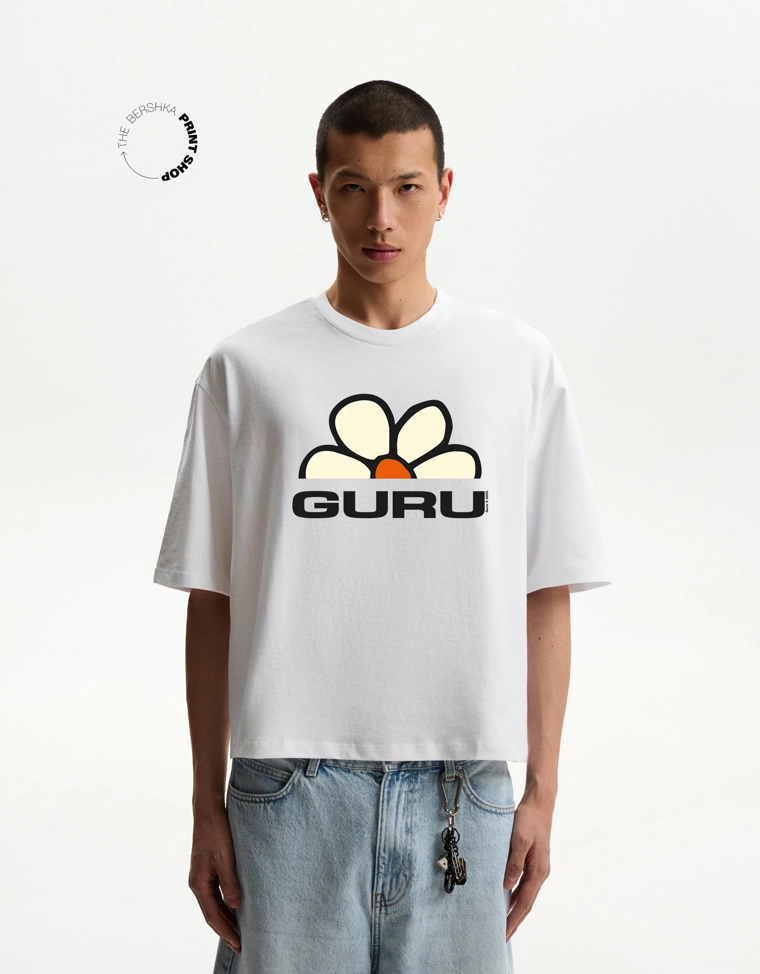 Укороченная футболка с короткими рукавами с принтом Guru