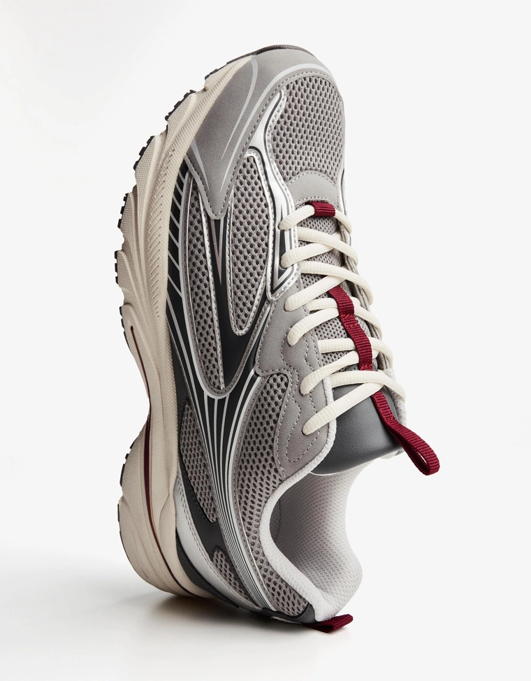 Кроссовки со вставками