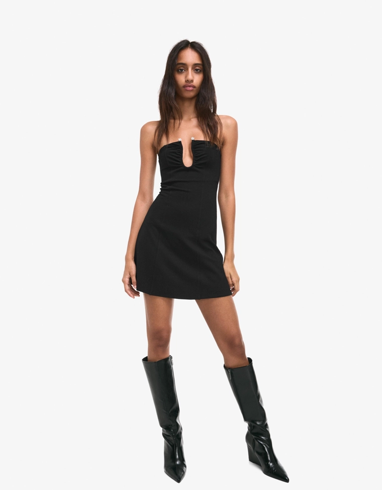 Мини-платье из блестящей ткани с вырезом