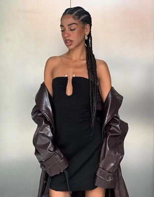 Мини-платье из блестящей ткани с вырезом- Заказать в России